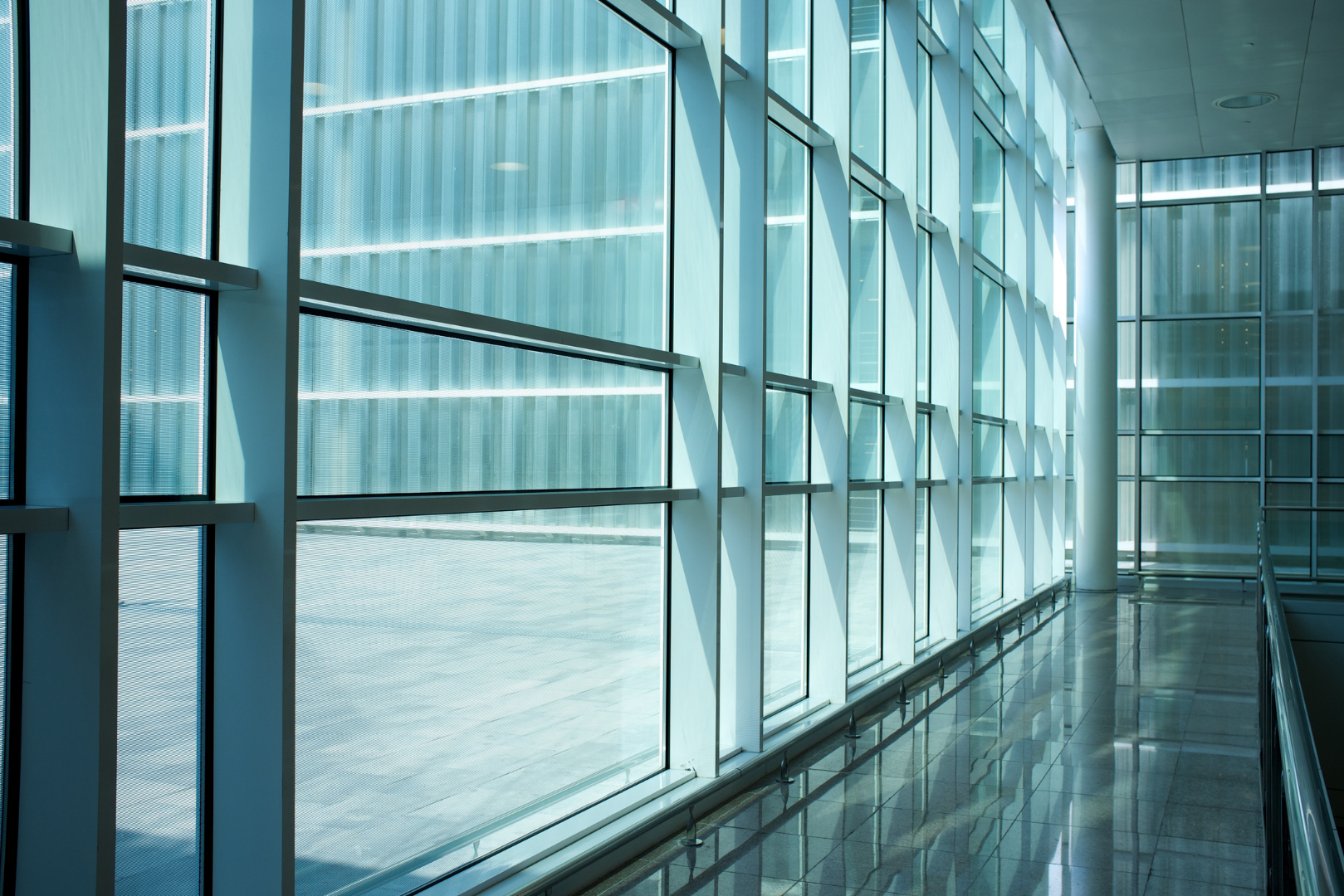 ligevægt ufravigelige Blå Why Are Glass Windows Transparent? - Modern Sciences